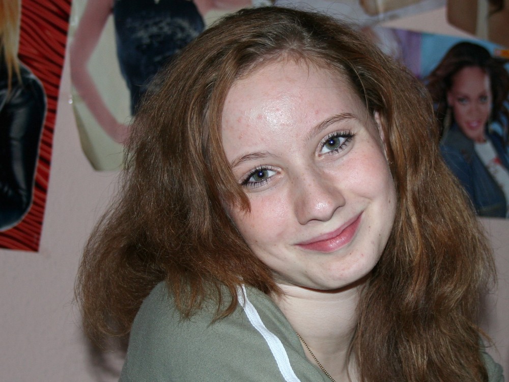 Auch in der Pubertät können junge Mädchen mal "lieb" gucken Foto & Bild