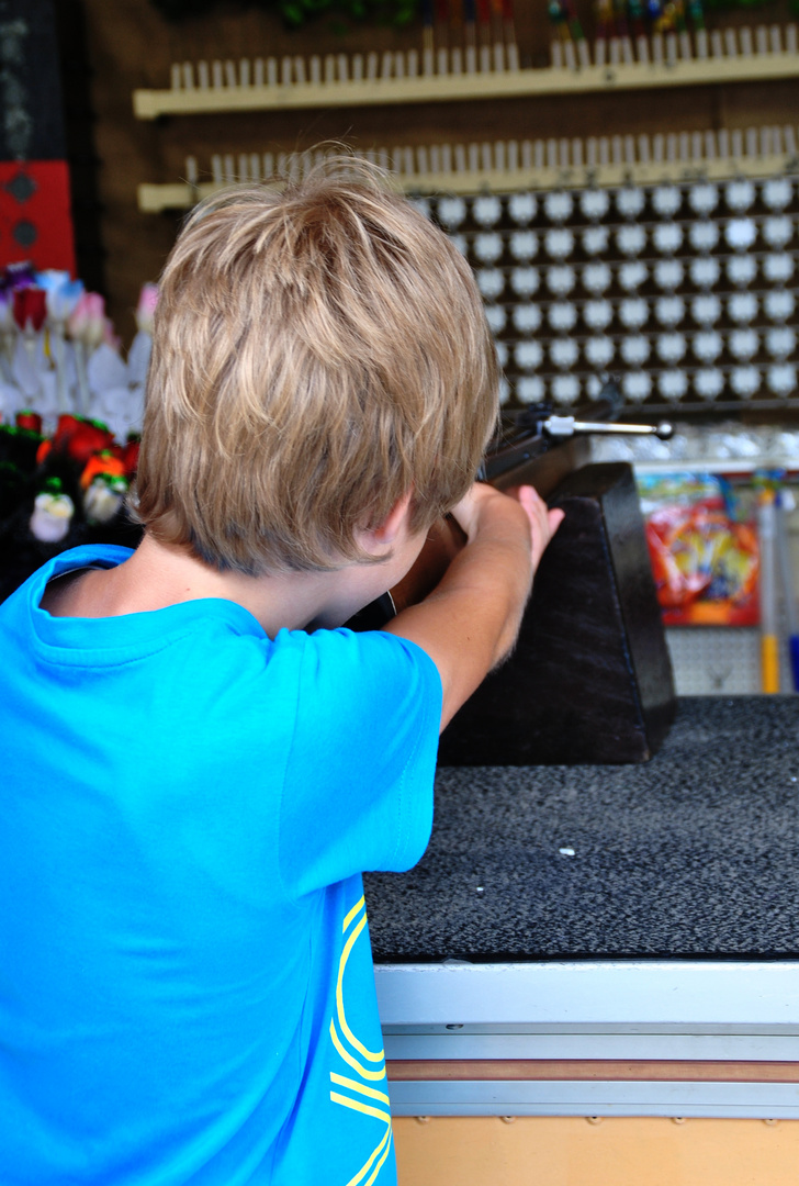 Auch Kinder üben heute schon den Umgang mit Waffen !!