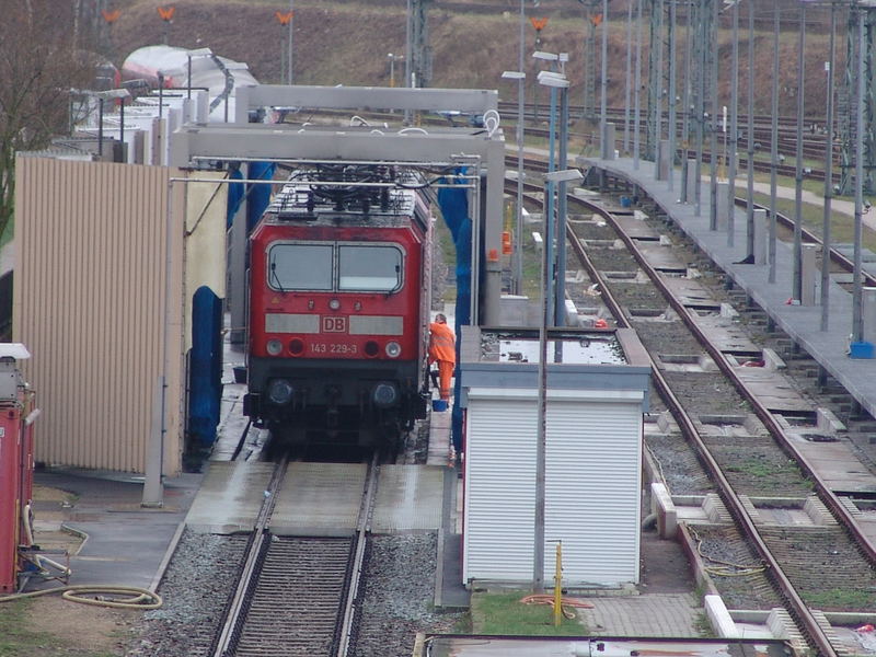 Auch Loks müssen in die Waschtraße