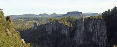 Auch mit tieferem Sonnenstand war es kompliziert auf der Pavillonaussicht der Bastei ...