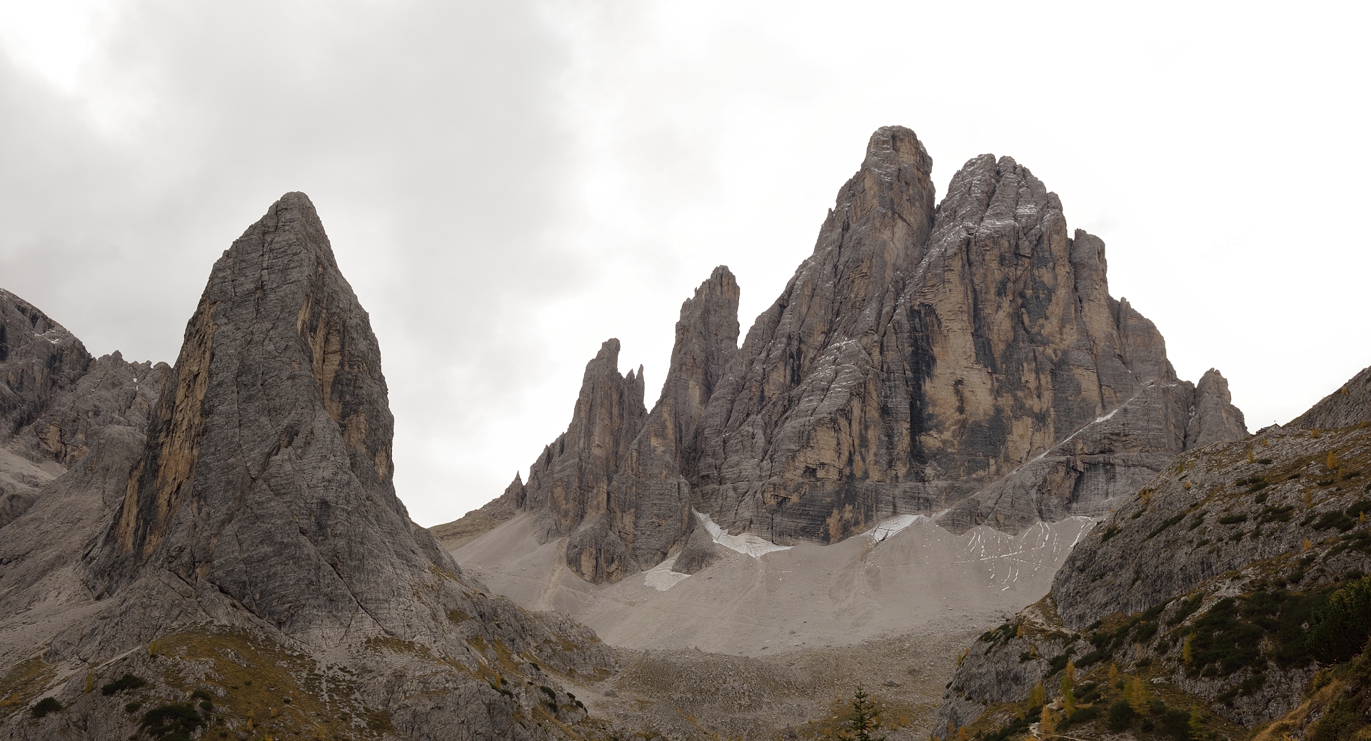 Auch ohne blauen Himmel beeindruckt der 3094 m hohe Zwölferkofel