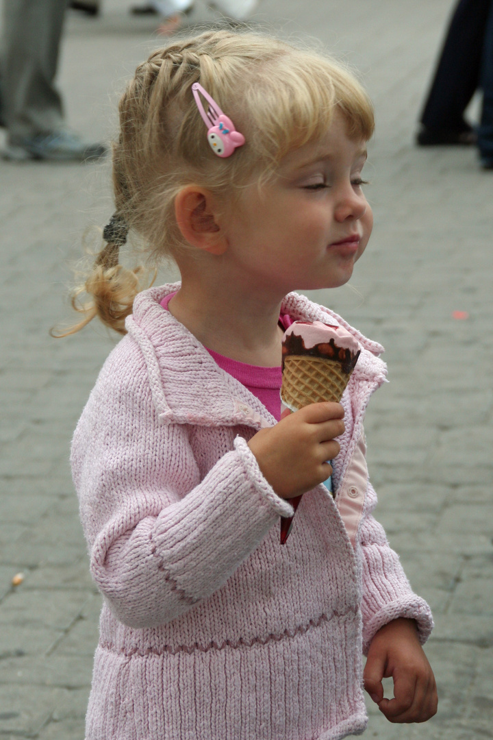 Auch russische Kinder essen gern ein Eis