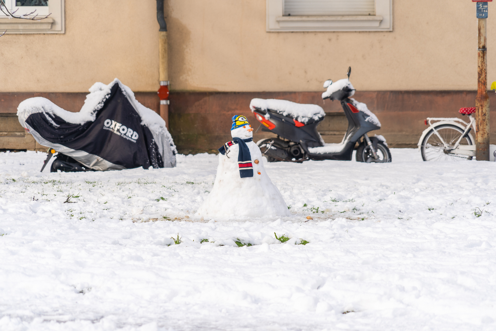 Auch Schneemänner brauchen bei Kälte ein Schal .;-)