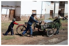 auch sie sind auf dem Weg zum Markt nach Chinchero/ Peru