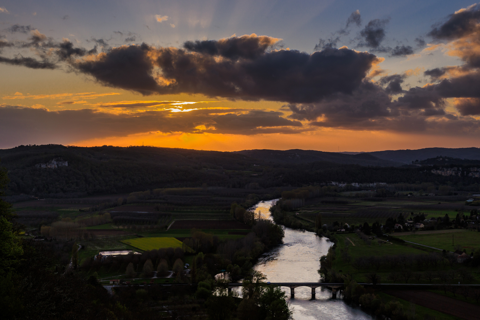 Auch über dem Dordognetal geht die Sonne unter und bringt den Himmel zum Leuchten