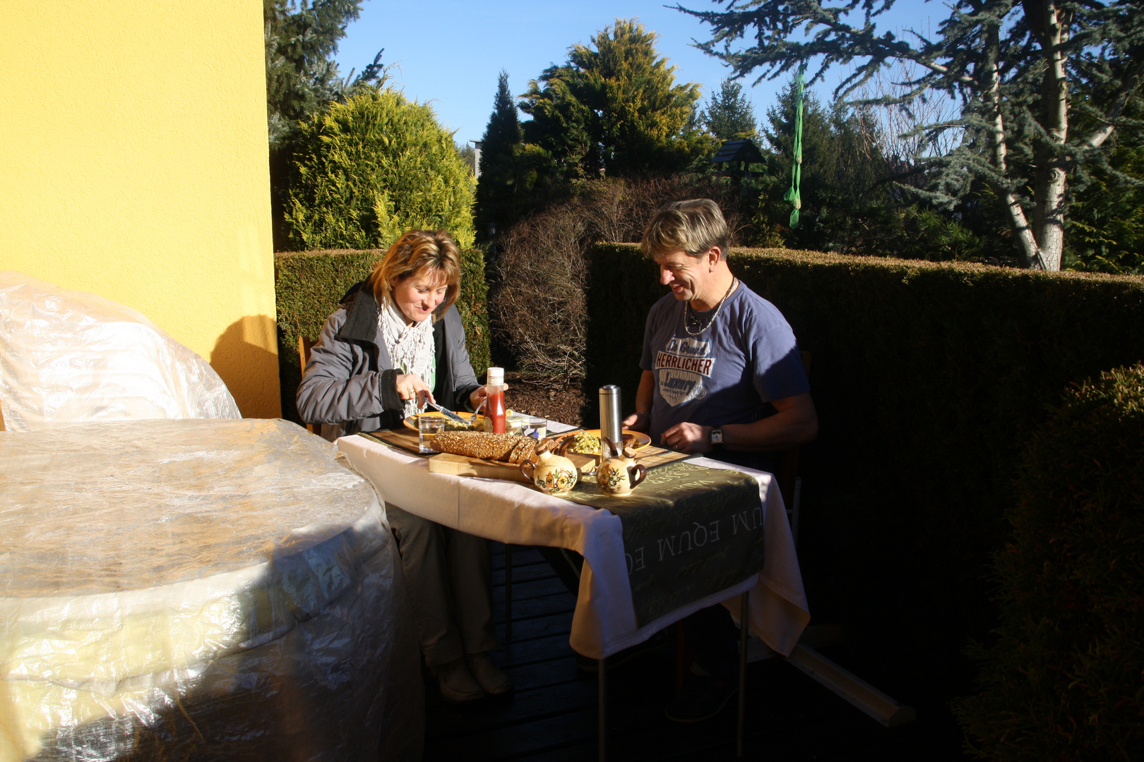 ..auch wenn die Gartenmöbel noch verpackt..Mittagessen wird auf Balkonien gemacht....