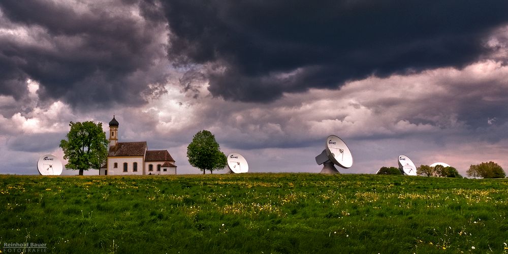 Auch wenn dunkle Wolken Schatten werfen: Gottes Wort ist in aller Ohr. 