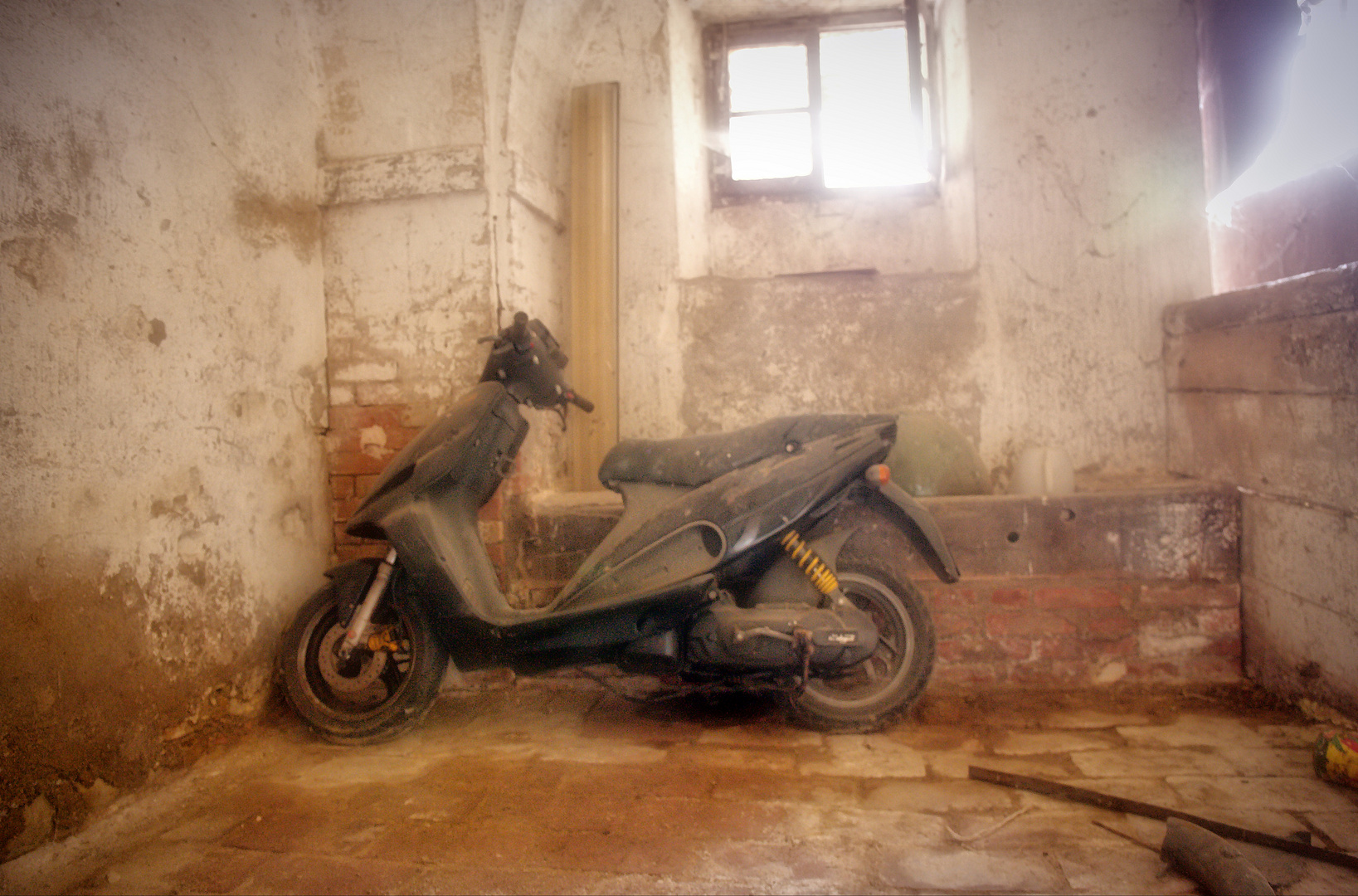 Auch zurückgelassen! - alter Motorroller im Stall des verlassenen Bauernhauses nahe Siena