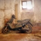 Auch zurückgelassen! - alter Motorroller im Stall des verlassenen Bauernhauses nahe Siena