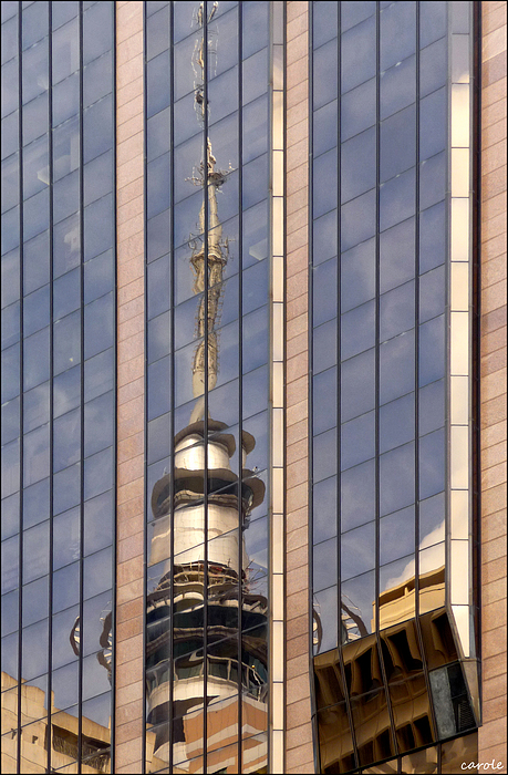 Auckland Skytower im Spiegel
