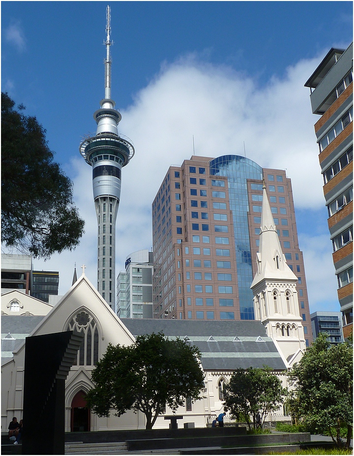 Auckland Skytower und St. Patricks Church