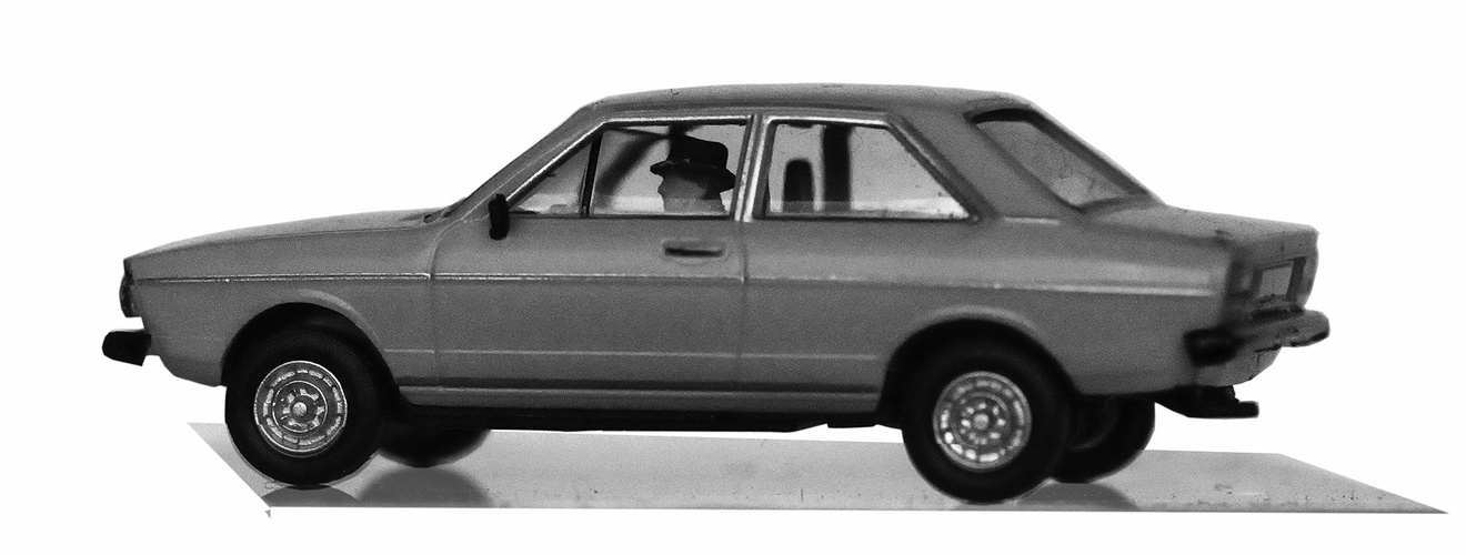 AUDI 80. Fahrer mit Hut & Klopapierrolle