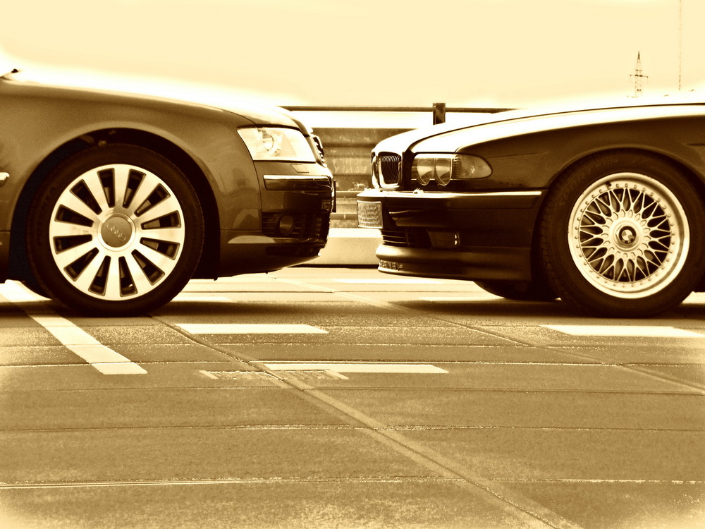 Audi A8 vs BMW 7R