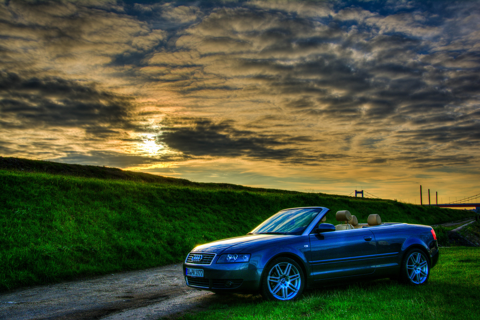 Audi im Sonnenuntergang in HDR