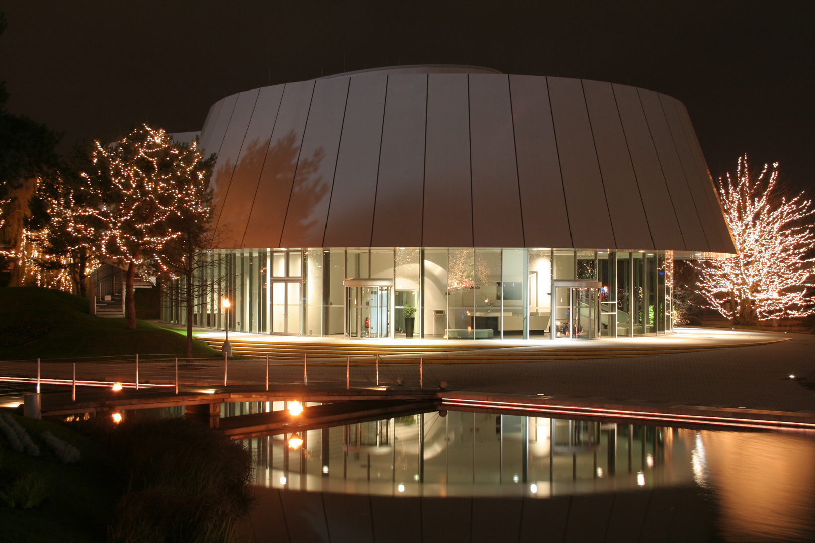 Audi-Pavillon der Autostadt Wolfsburg bei Nacht