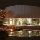 Audi-Pavillon der Autostadt Wolfsburg bei Nacht