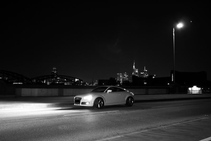 Audi TT bei Nacht mit Skylinehintergrund