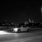 Audi TT bei Nacht mit Skylinehintergrund