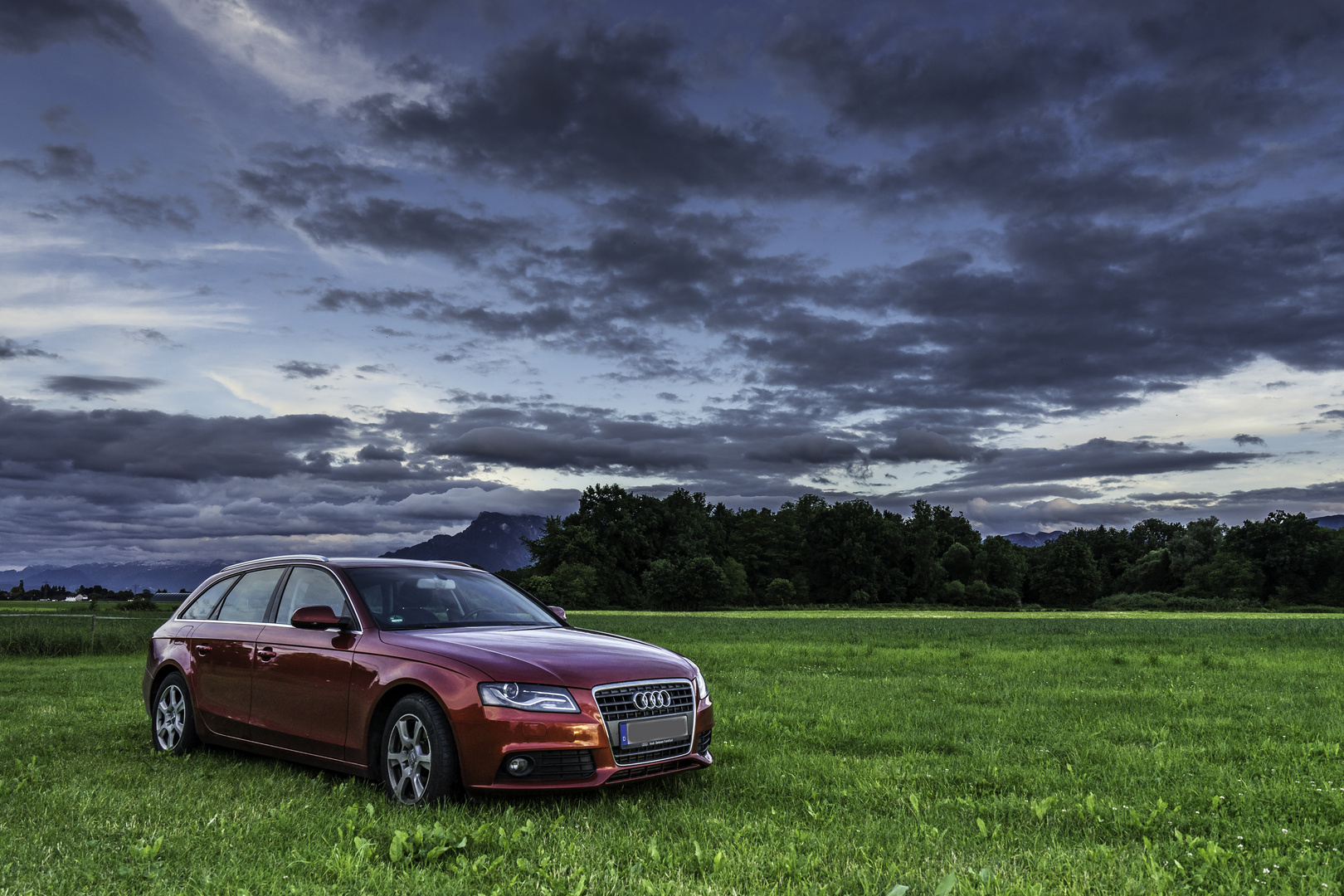 Audi vor dramatischem Himmel