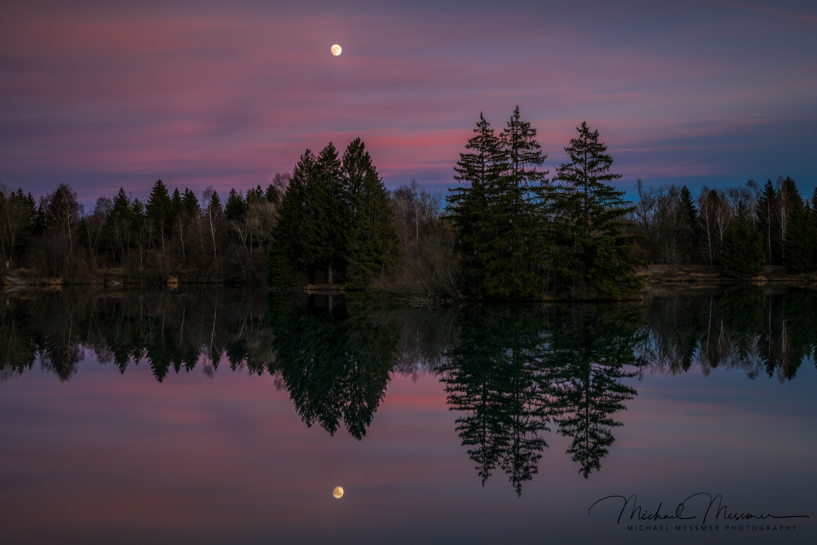 Auensee mit Mond