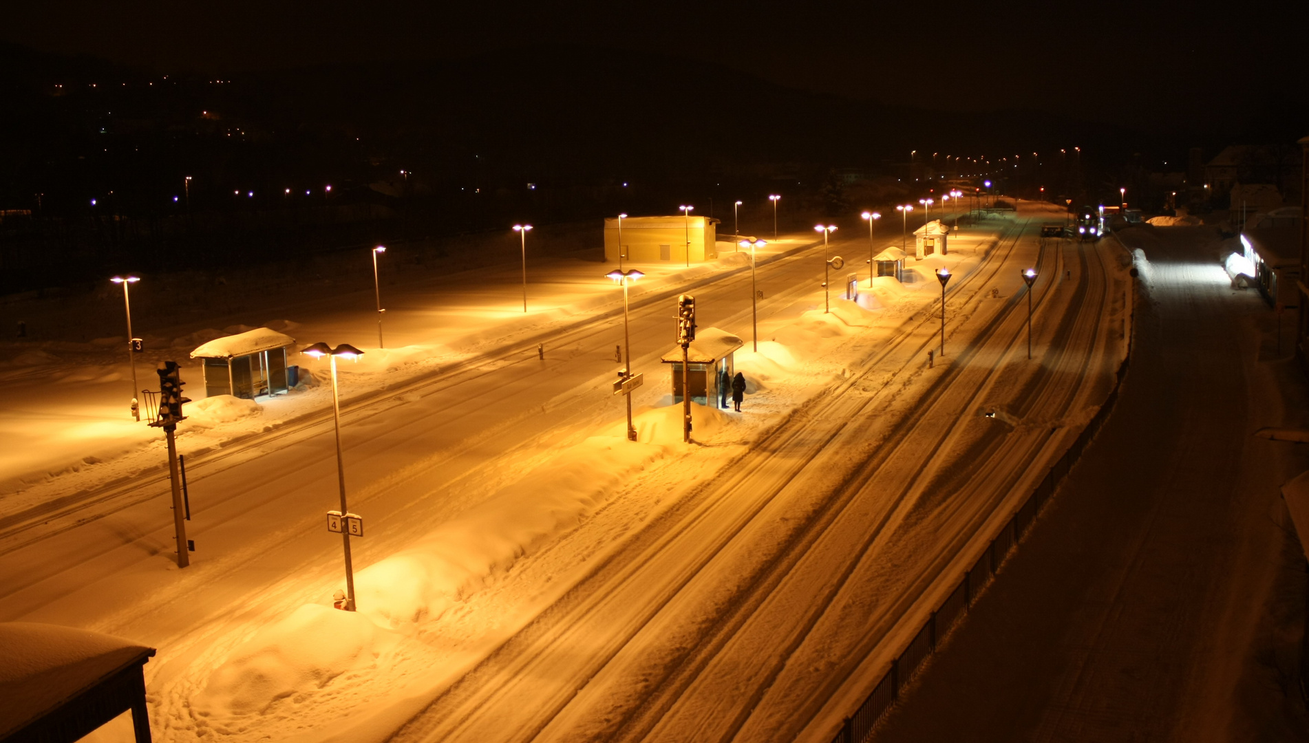 Auer Bahnhof bei Nacht