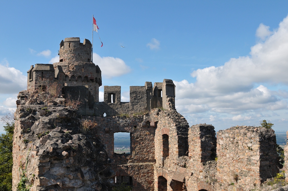 Auerbacher Schloss: Kaputte Hessenfahne, Flugzeug und Durchblick