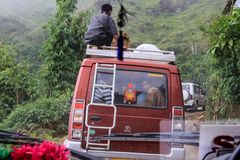 Auf aufgeweichten Schotterpisten nach Darjeeling hinauf