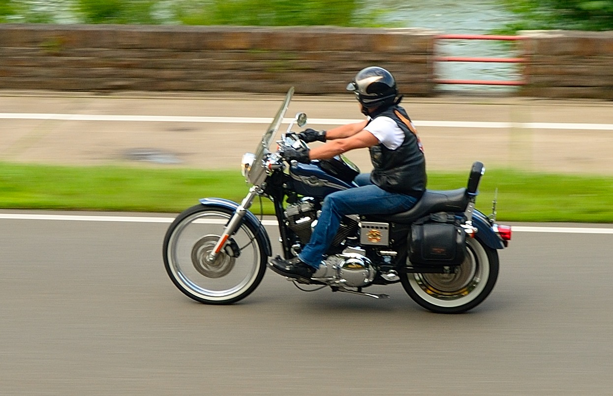 Auf Augenhöhe Eisenbahn gegen Motorrad (100 km/h)