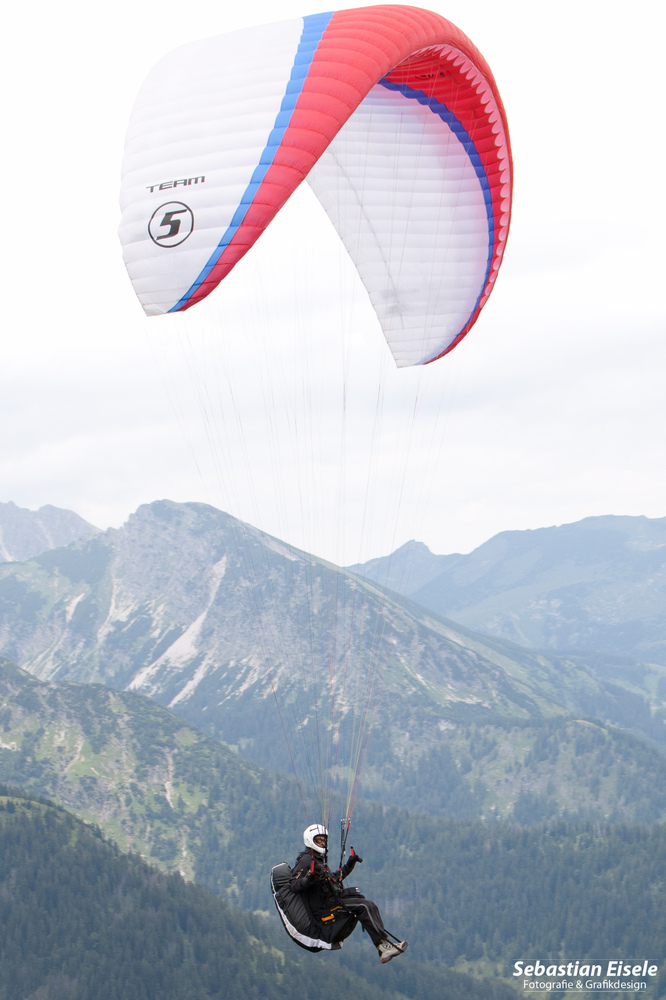 Auf Augenhöhe mit dem Paraglider