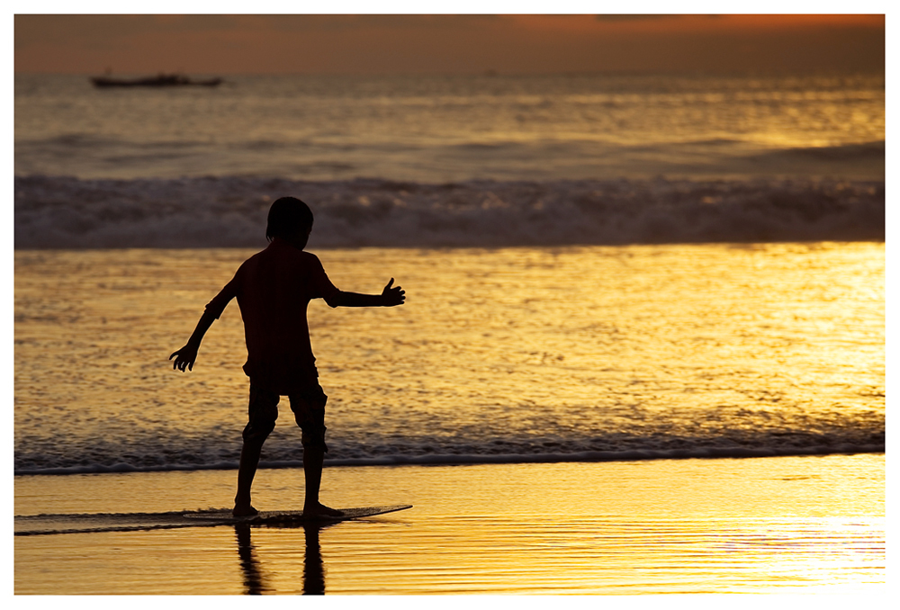 Auf Bali surfen die Kinder noch am Strand ...