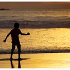 Auf Bali surfen die Kinder noch am Strand ...