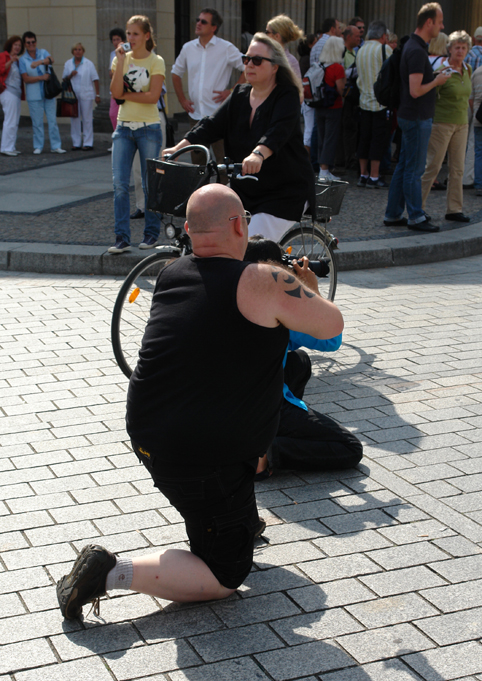 auf das knie, und motiv suchen....