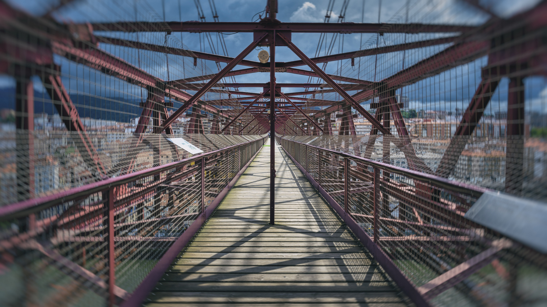 Auf dem 160 Meter langen Fußgängerweg oberhalb der Schwebefähre von Biskaya