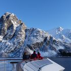 Auf dem Außendeck des Schiffes stehend sieht man