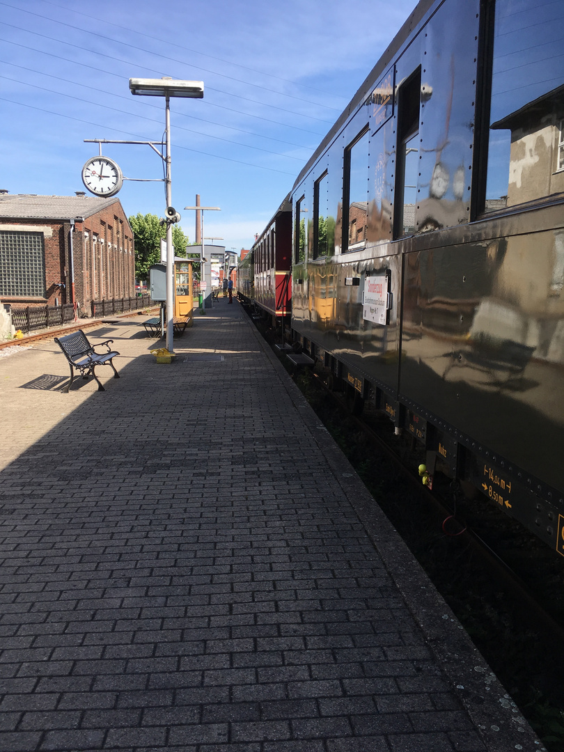 auf dem Bahnsteig