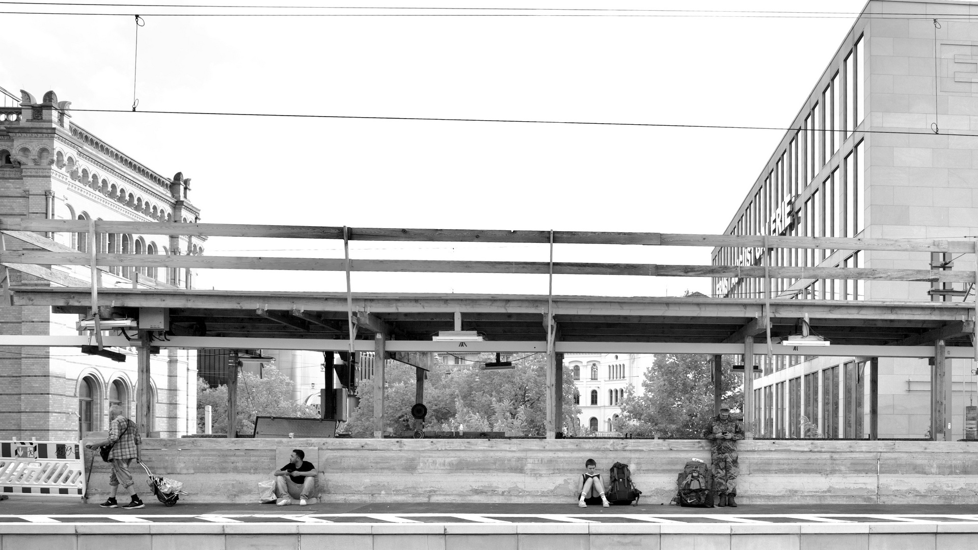 auf dem Bahnsteig am Wochenende, sw-Freitag, 25.08.2023