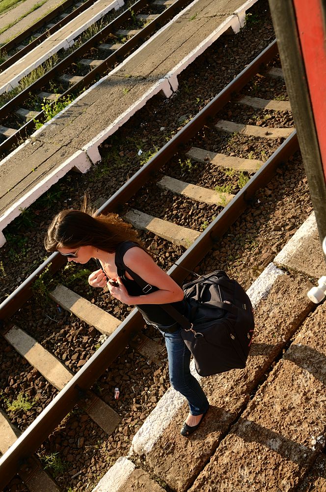 Auf dem Bahnsteig entlang