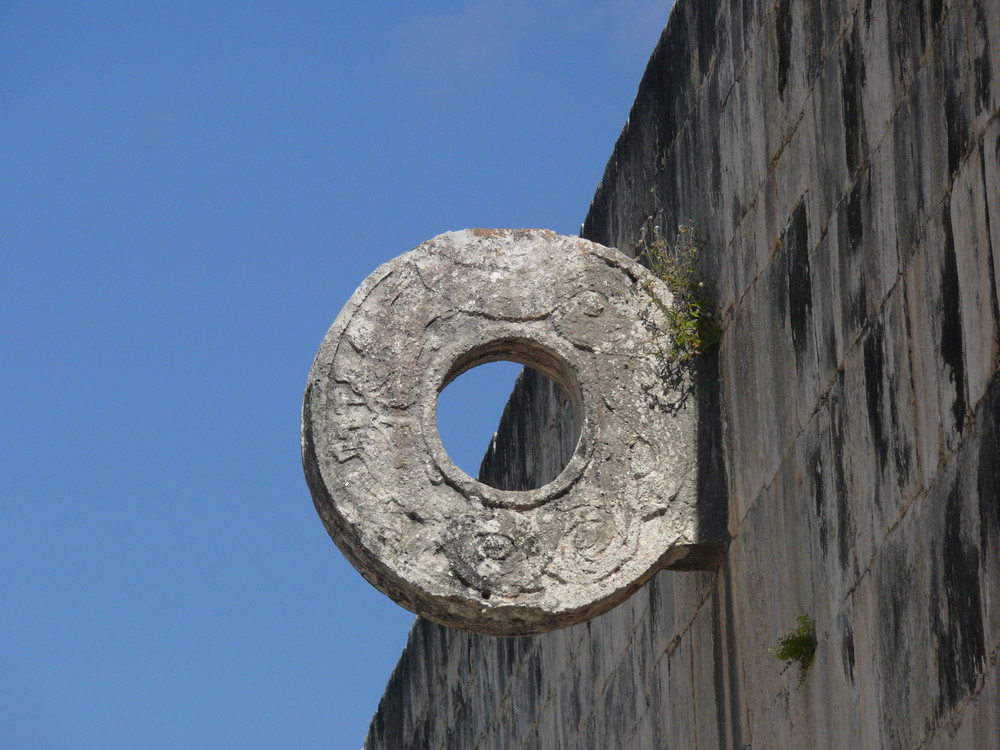 auf dem Ballspielplatz in Chichén Itzá