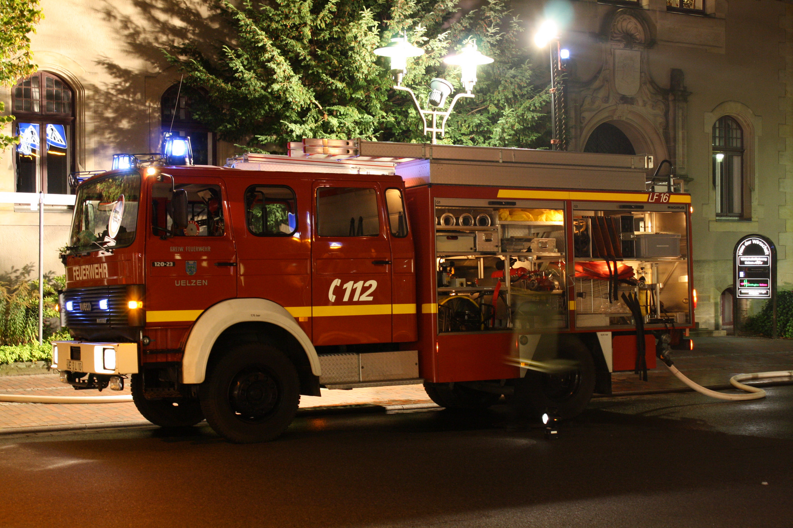 Auf dem Bild ist ein Feuerwehrmann "versteckt" ...