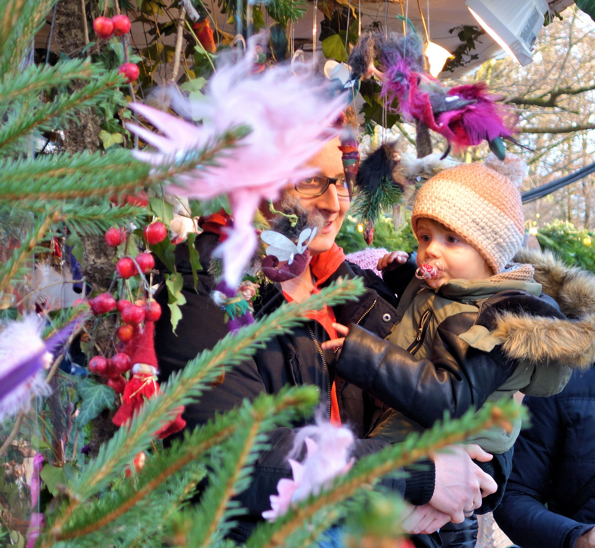 auf dem christkindl-markt am chinesischen turm - münchen