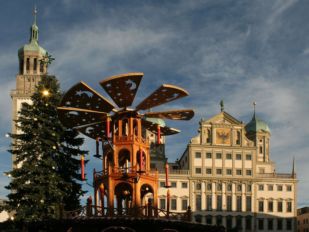 Auf dem Christkindlesmarkt vor dem Augsburger Rathaus