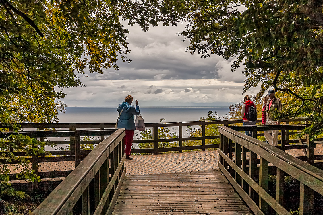 Auf dem dänischen Kreidekliff mit Blick auf die ruhige Ostsee