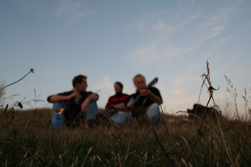 auf dem deich bei sonnenuntergang