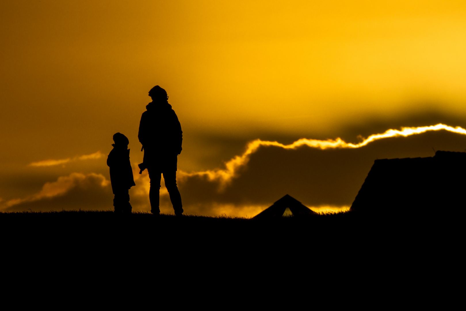 auf dem Deich bei Sonnenuntergang