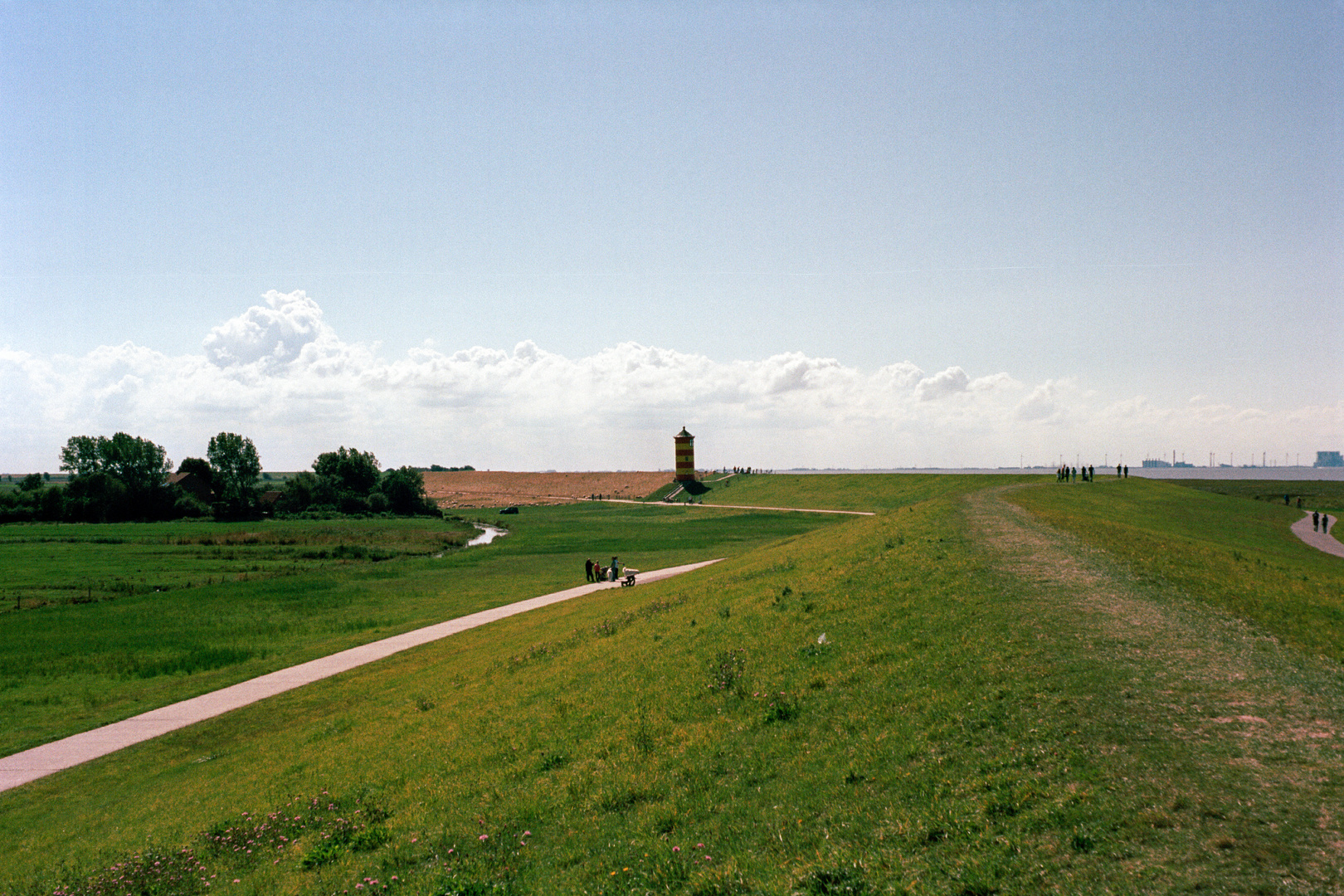 Auf dem Deich richtung Leuchtturm