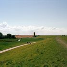 Auf dem Deich richtung Leuchtturm