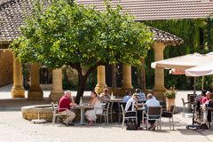 Auf dem Dorfplatz in Cadouin...