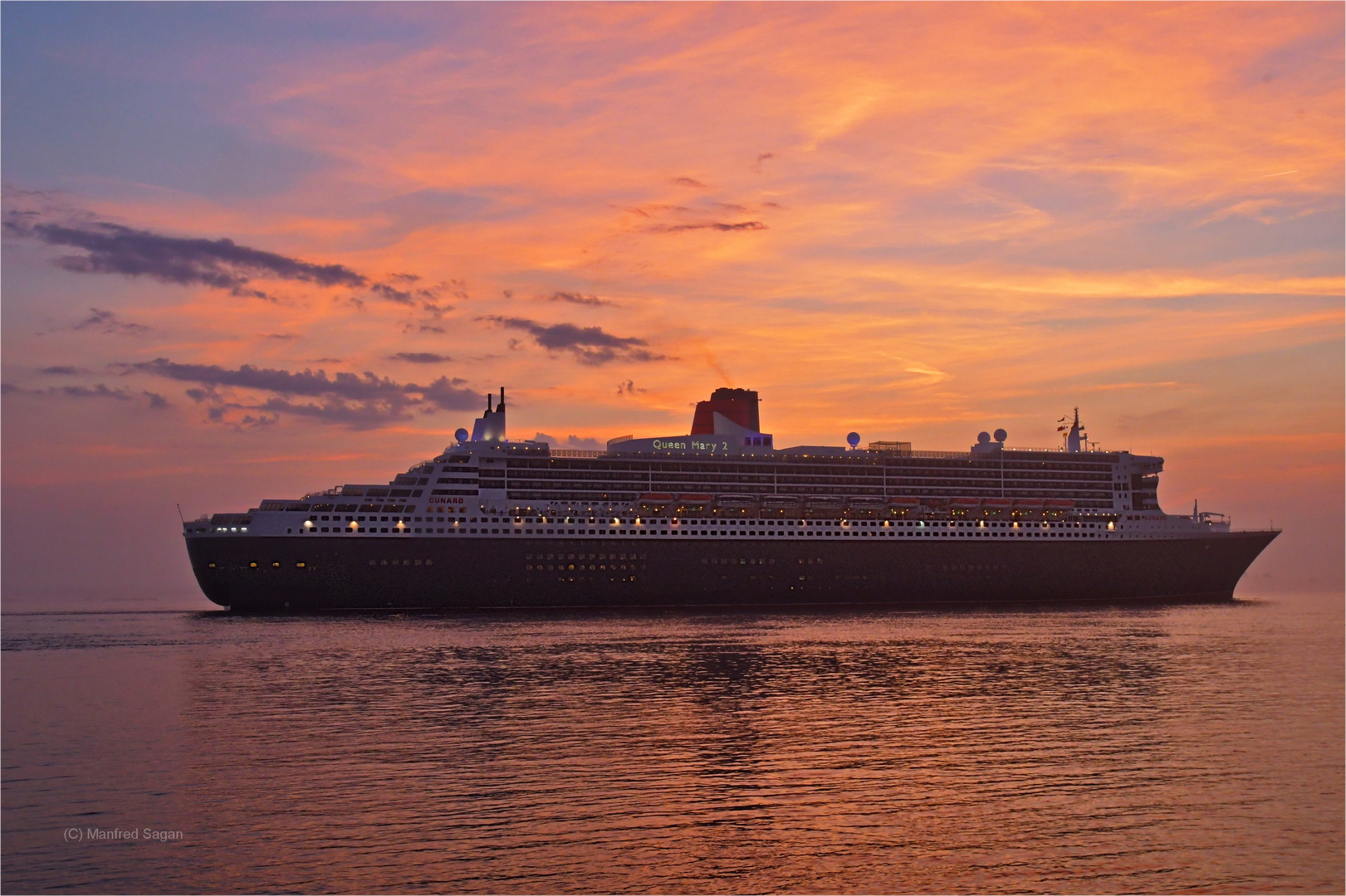 Auf dem Elbdeich - Die "Queen Mary 2" mit Kurs auf Hamburg...