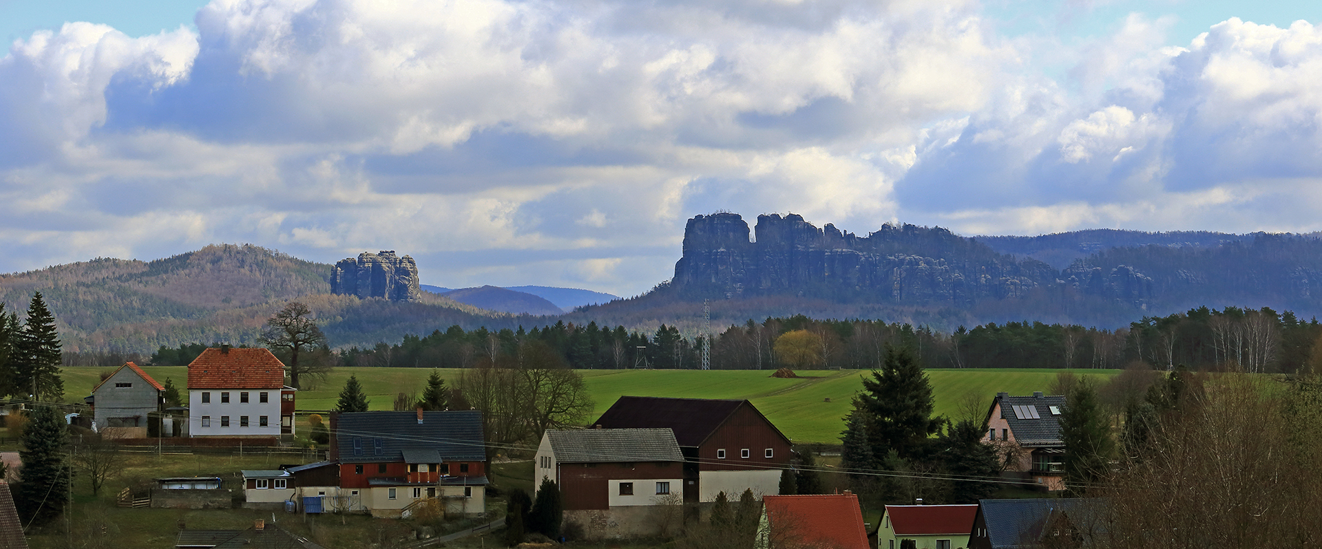 Auf dem Falkenstein liegt ein Sonnenstrahl, der sich links...