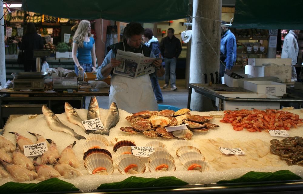 Auf dem Fischmarkt bei der Rialtobrücke